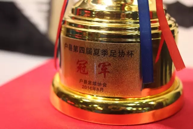 巴黎时装周上，辛芷蕾以高雅风范出彩，尽显独特魅力